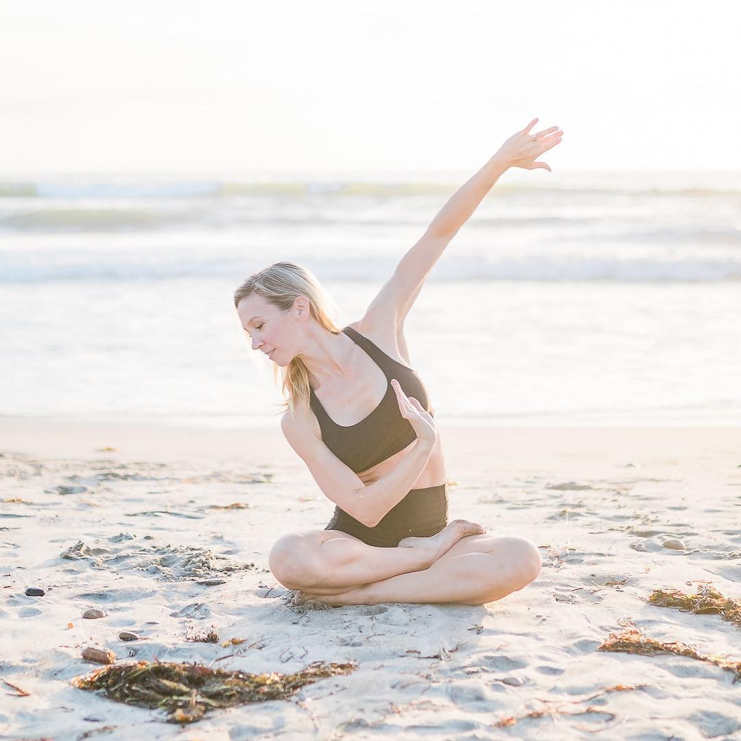 Joining a yoga retreat can help you reduce stress, let go of something that weighs heavily on your mind, meet like-minded friends, or simply take some time for yourself. Photo: Instagram @movement.lab.sue