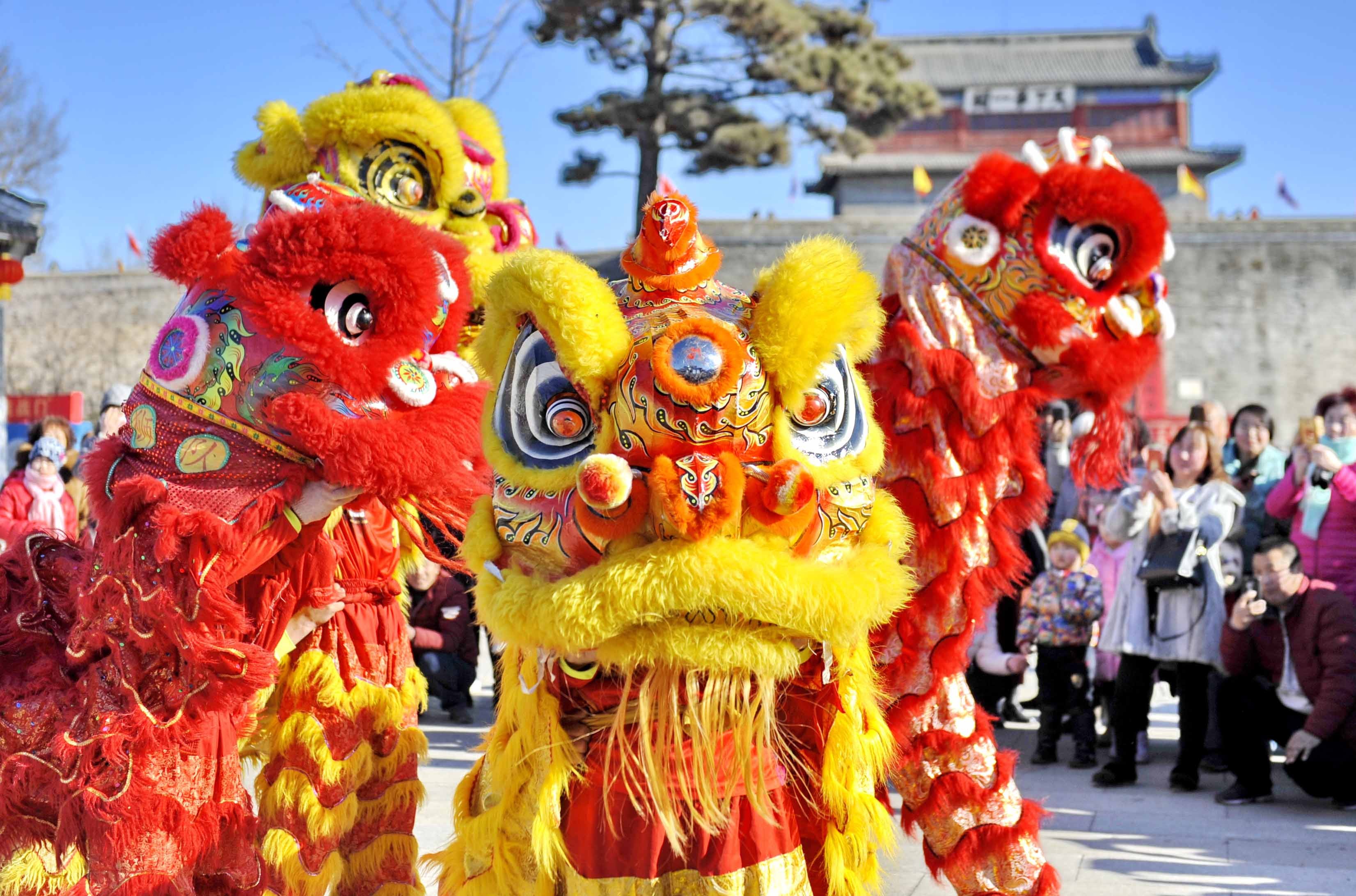 A lion dance is performed at Shanhaiguan Pass, a tourist resort in Qinhuangdao City in north China's Hebei province. Photo: Xinhua