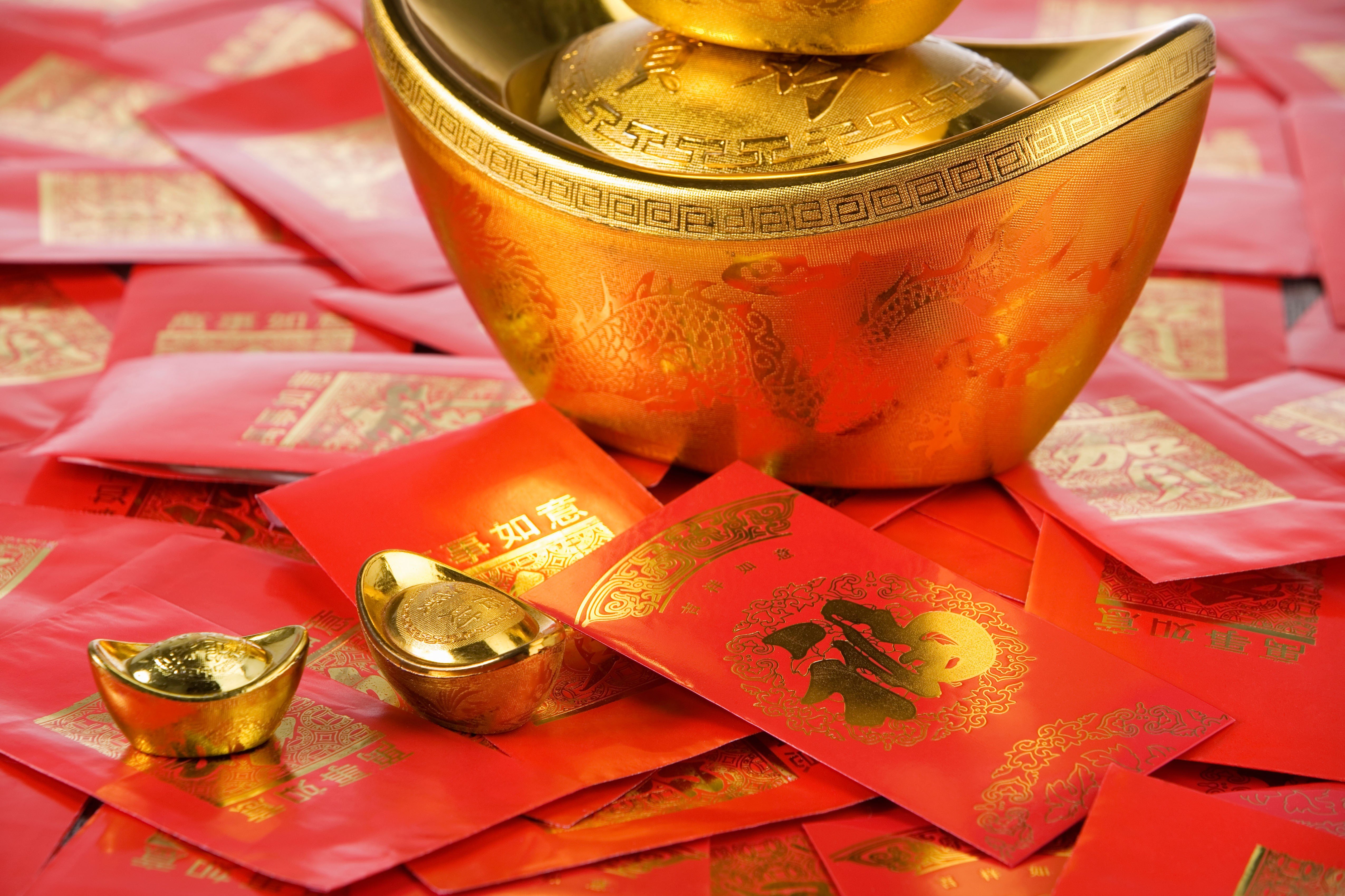 Children receive lai see packets containing money as gifts during Lunar New Year. Photo: Alamy
