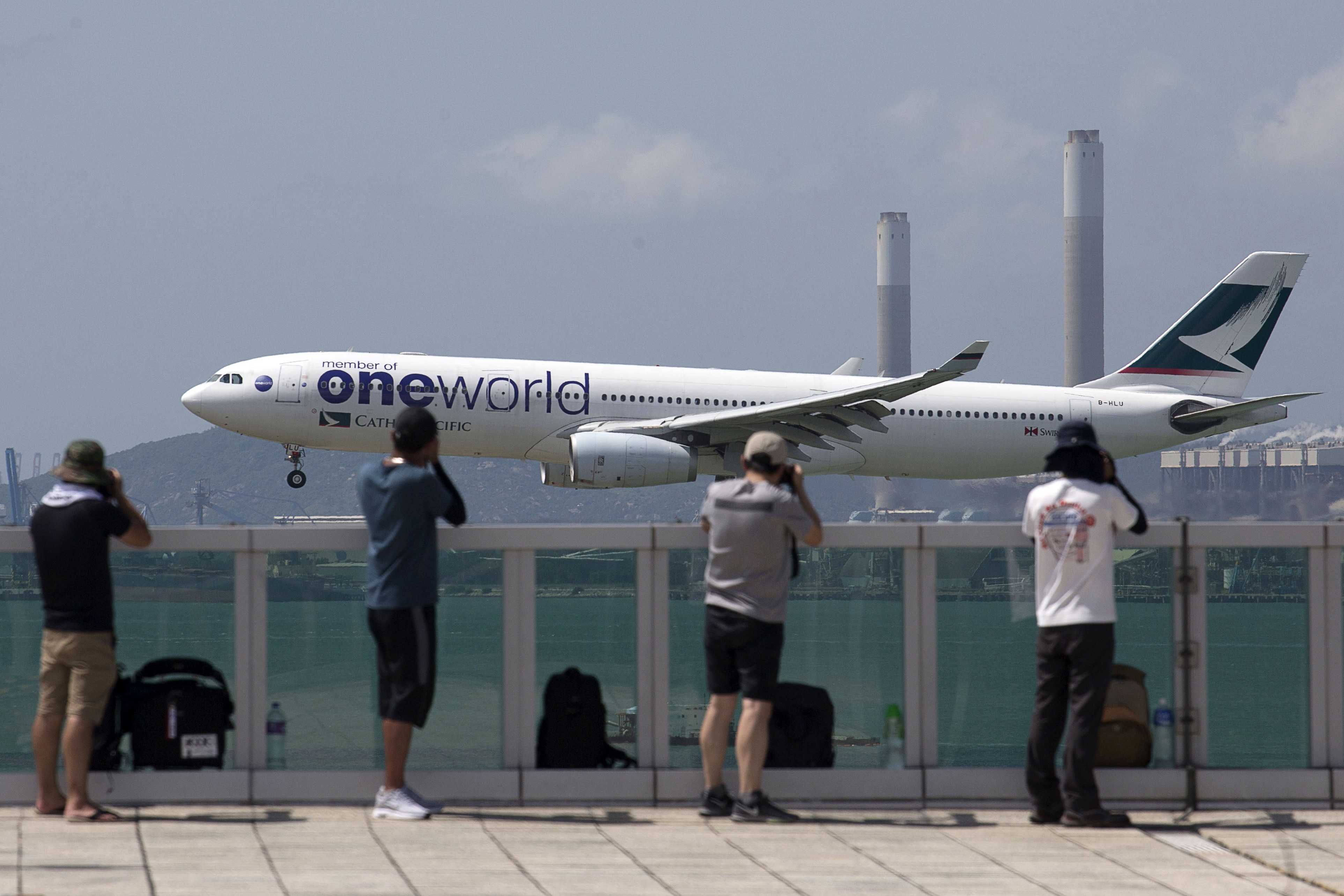 A Cathay plane landing at Hong Kong’s airport. The city’s flag carrier is a member of the Oneworld alliance. Photo: Bloomberg