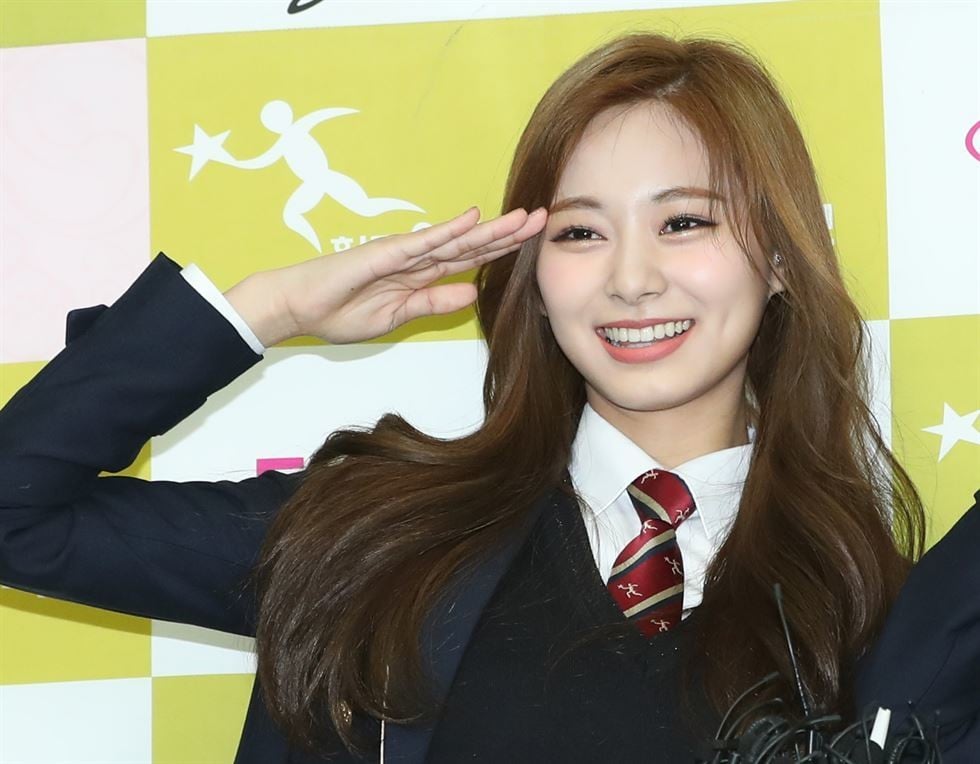 Tzuyu of K-pop girl group TWICE bids farewell to her high school, Hanlim Multi Arts School, in Songpa-gu, Seoul, on Tuesday.