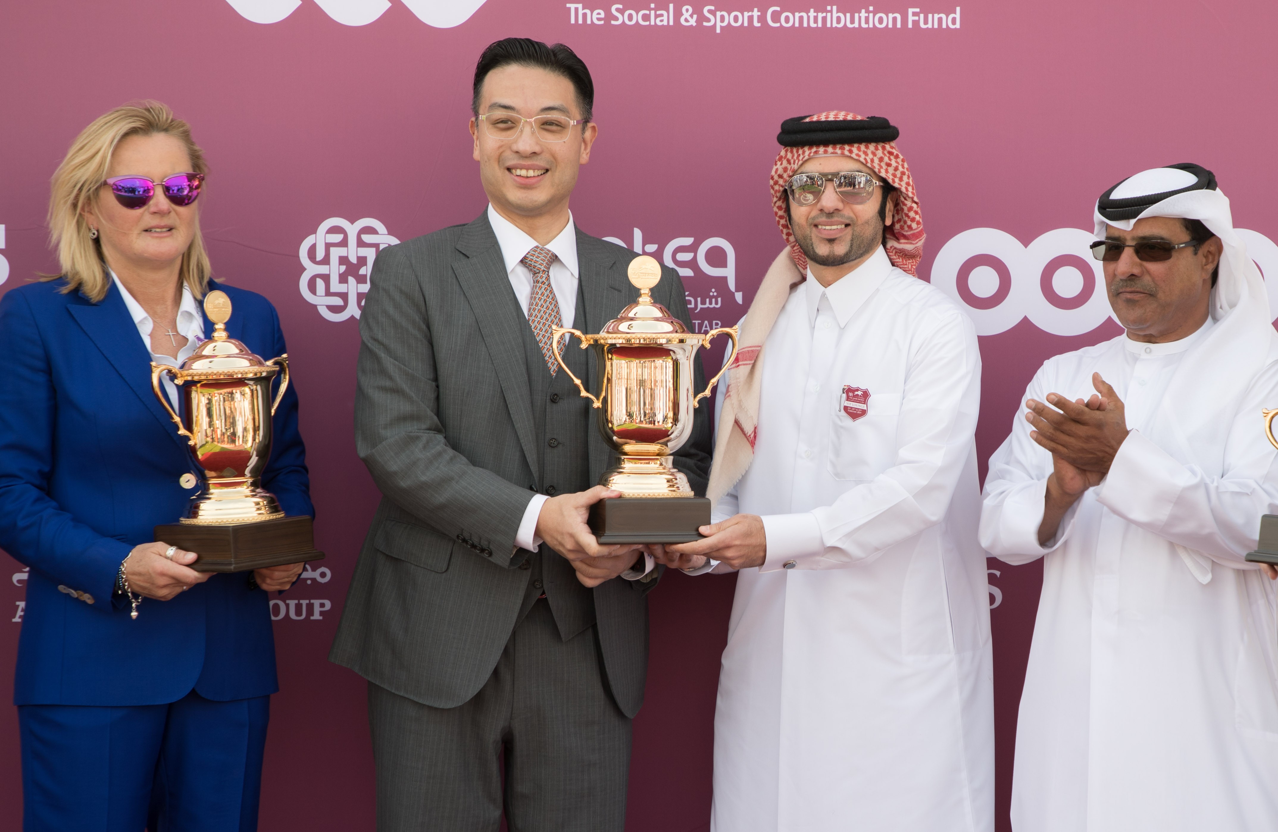Johnny Hon receives the trophy after Global Spectrum’s victory in Qatar. Photos: juhaim@qrec