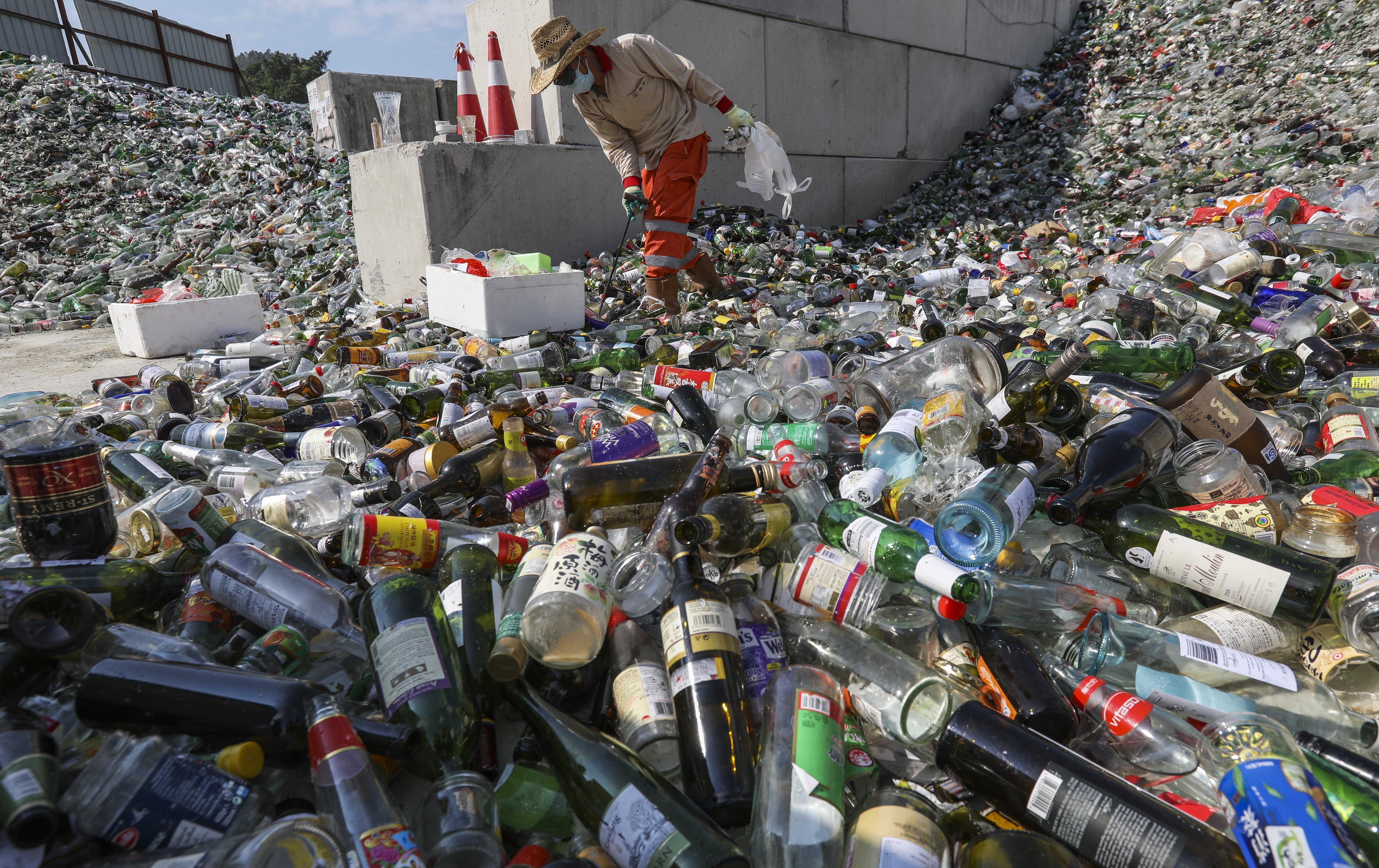 Hong Kong sent 10,733 tonnes of municipal waste to landfills every day in 2017, with glass – mostly bottles – comprising about 300 tonnes. Photo: Nora Tam