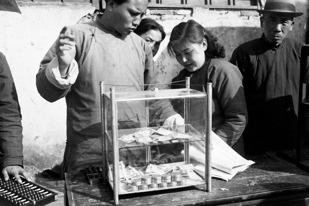 A black marketeer sells silver dollars in Nanking, modern-day Nanjing, in April 1949. Photo: Corbis