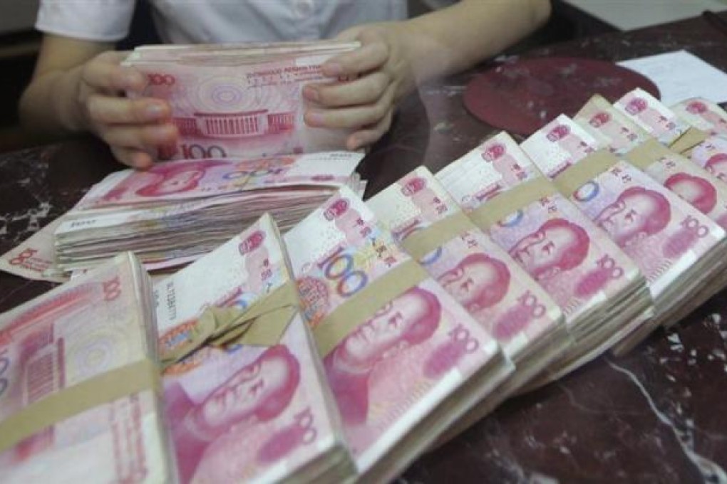 An employee counts Chinese 100 yuan banknotes at a branch of Bank of Communications in Shenyang, Liaoning province July 6, 2012. REUTERS/Stringer