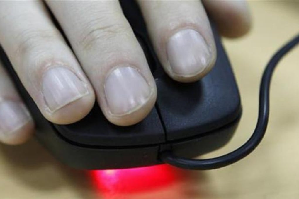 An employee uses a computer mouse inside an office in Kiev April 24, 2012. REUTERS/Gleb Garanich