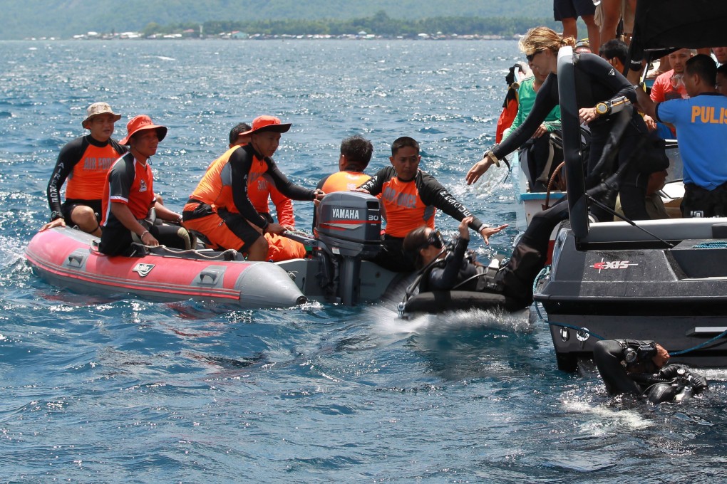 Divers prepare to search the crash site of a plane carrying Interior Secretary Jesse Robredo. AFP