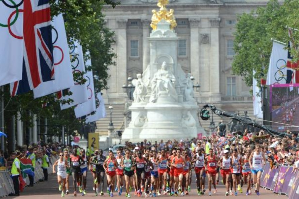 Athletes run on the Mall during the athletics event men's marathon at the London 2012 Olympic Games on August 12, 2012 in London.  AFP PHOTO