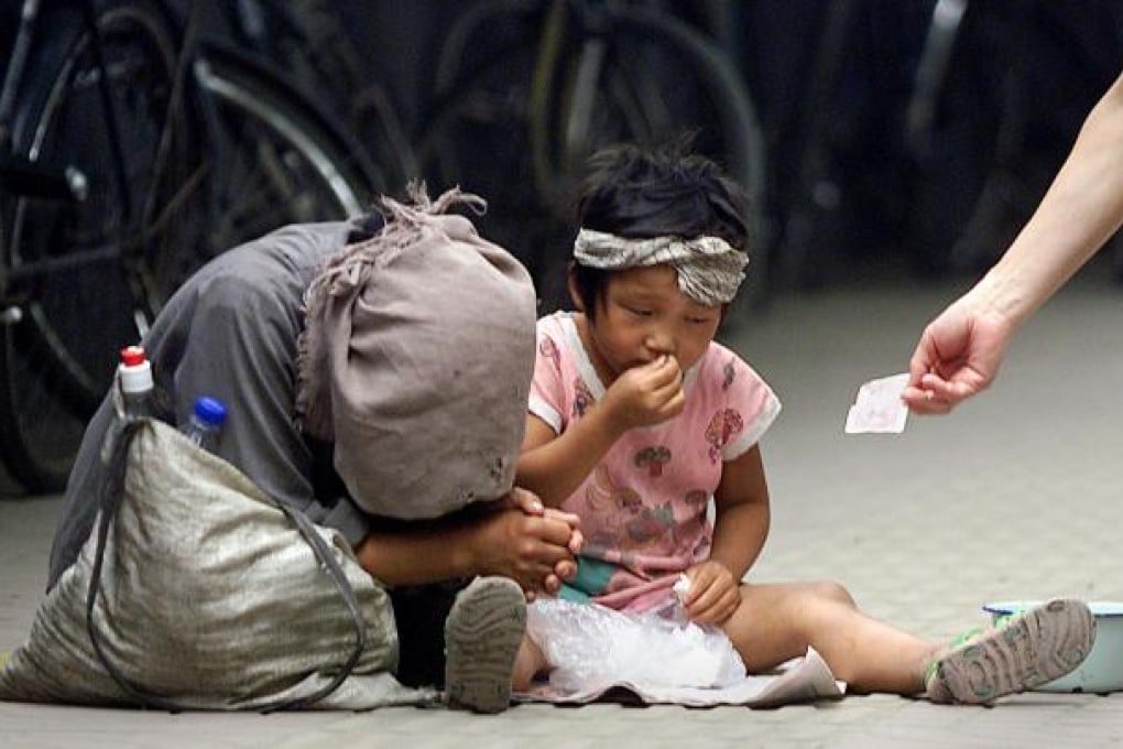 An old woman and a child beg in Beijing. Photo: Reuters