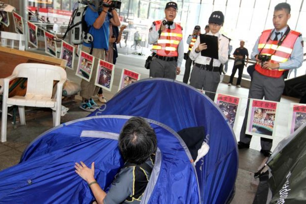 Security guards record the number of Occupy Central protestors and their properties at the HSBC headquarters in Central on August 29, 2012. Photo: Dickson Lee
