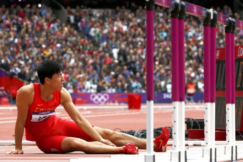 Liu Xiang pulled his Achilles tendon and crashed into the first hurdle at the London Olympics. Photo: Reuters