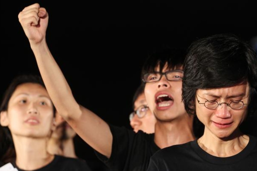 Activist Wong Chi-fung (centre) calls for an end to the national education curriculum on Sunday. Eva Chan (right) of the National Education Parents’ Concern Group says anger has been building in the last few days. Photo: Felix Wong