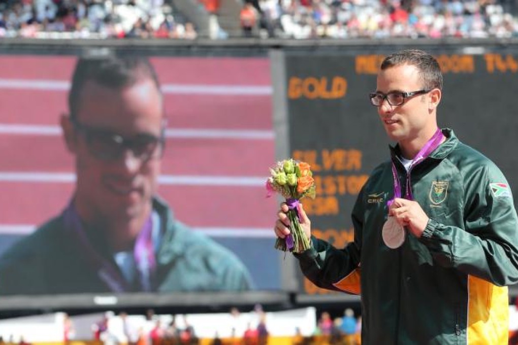 Oscar Pistorius of South Africa poses during the awarding ceremony of the men's 200m metres at the London 2012 Paralympic Games. Photo: Xinhua