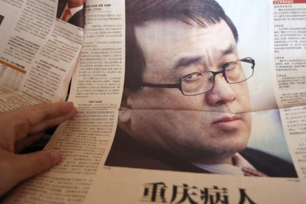 A picture of Wang Lijun is splashed across <i>The Economic Observer</i> after he fled to the US consulate. Photo: Simon Song