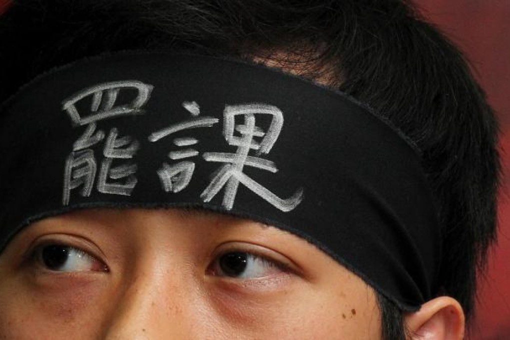 A students' representative wears a black ribbon at a press conference to publicise plans for a class boycott next Tuesday. Photo: Nora Tam
