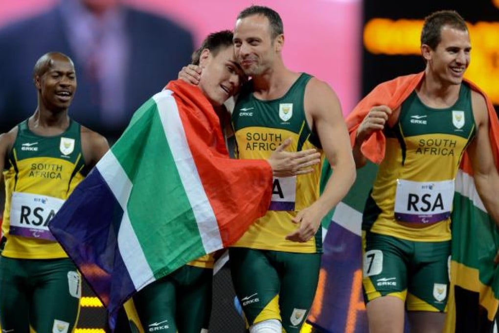 Oscar Pistorius (second right) celebrates a win in the 4x100m relay on Wednesday in London. Photo: Xinhua