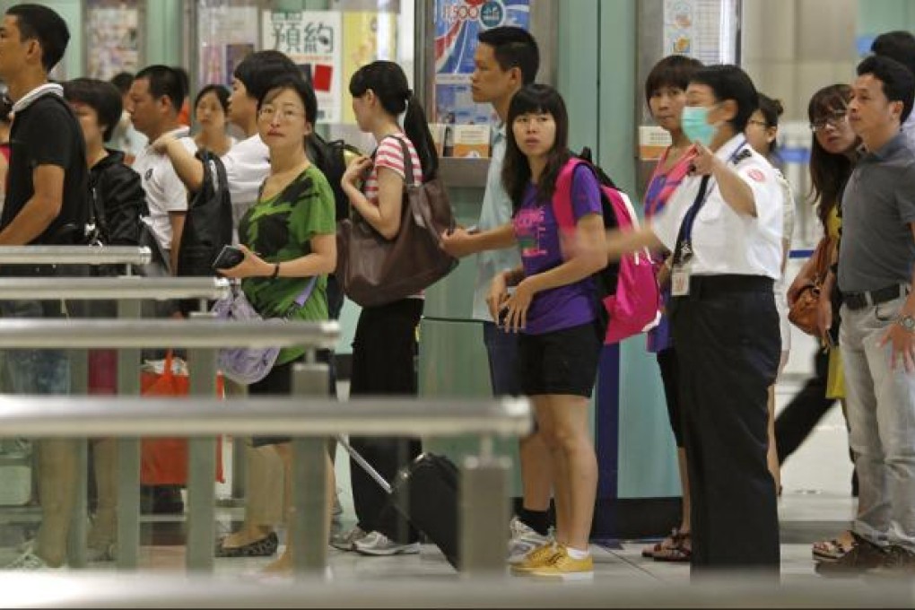 Mainland visitors line up at Lok Ma Chau border checkpoint before entering Hong Kong. Photo: Reuters