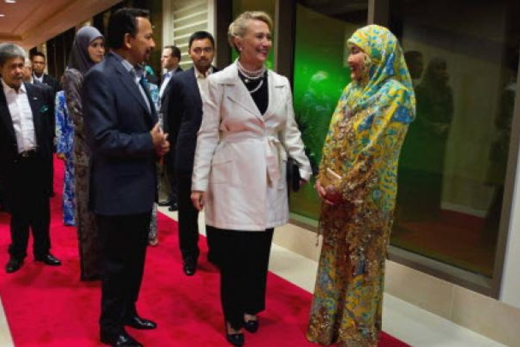 Clinton in Brunei deterimined to heal territorial disputes