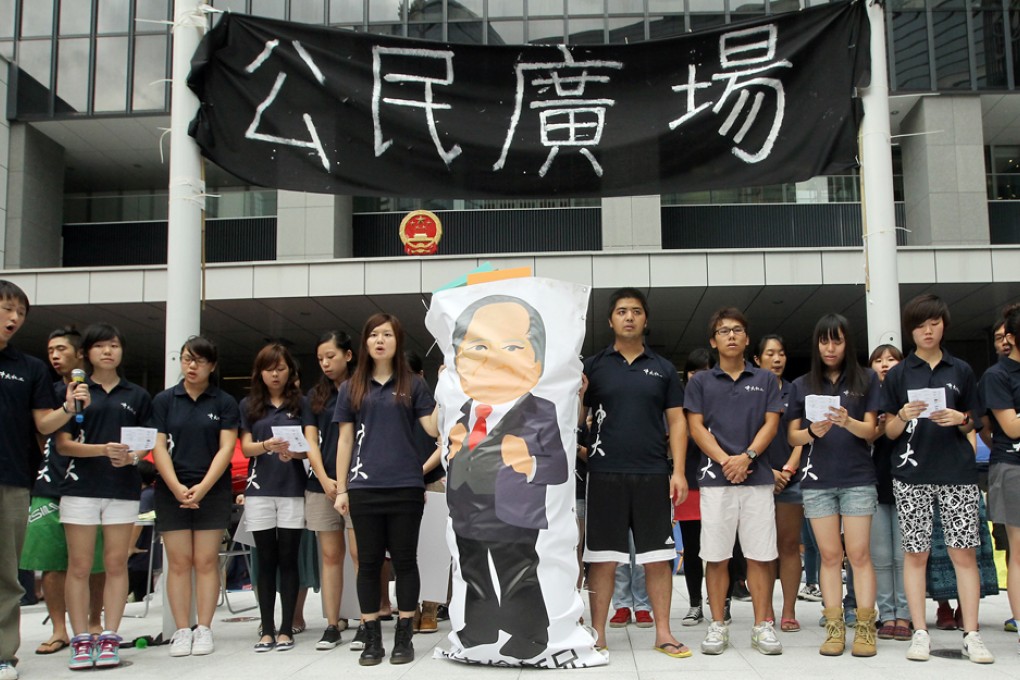 Students, parents and teachers gather outside Central Government Offices in Tamar demanding the withdrawal of national education and a conversation with Chief Executive Leung Chun-ying. Photo: Edward Wong