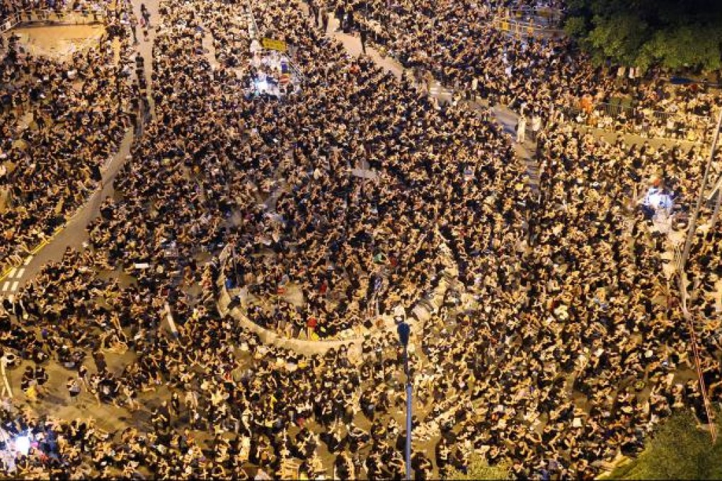Another big crowd of protesters make their discontent felt outside the government offices. Photo: Felix Wong