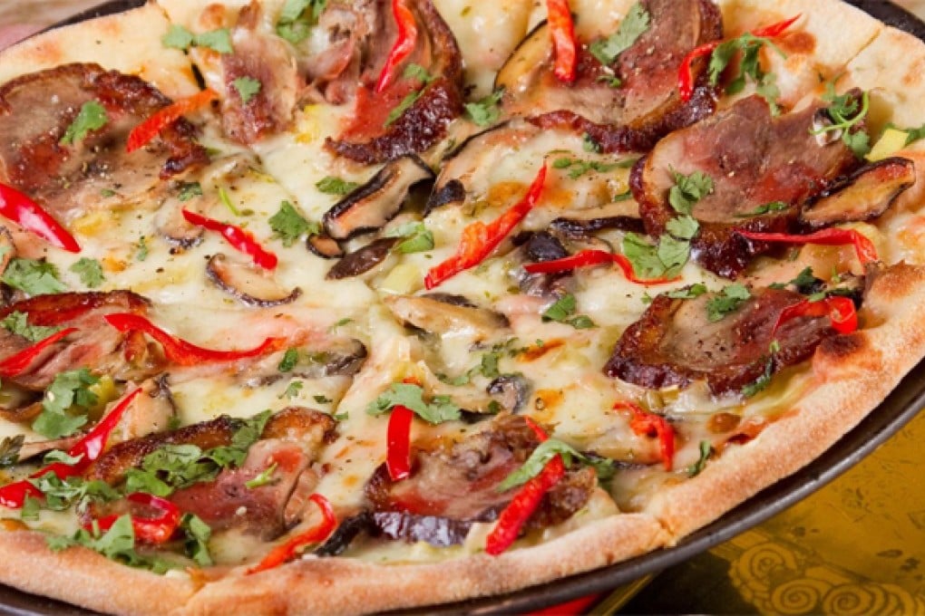 CHINESE ROAST DUCK AND MOZZARELLA ON A PIZZA IS THE STANDOUT DISH ON THE MENU AT THE PEAK CAFÉ BAR, WHERE THE FOOD IS CONSISTENTLY GOOD.