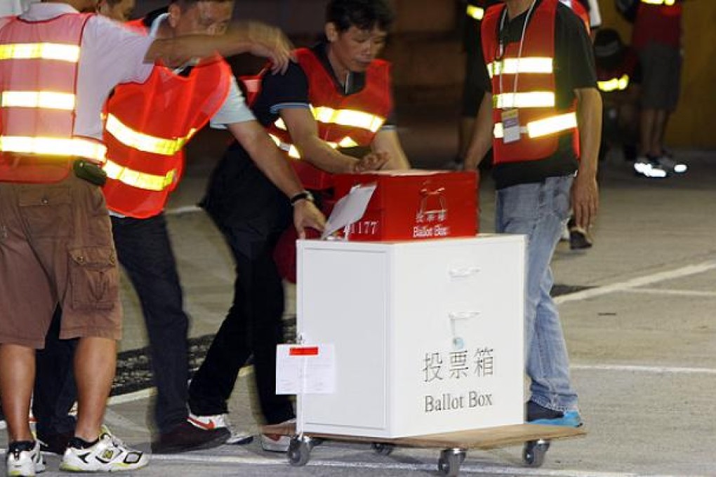 The first ballot box arrives for counting at a polling station in Lai Kok Community Hall, Cheung Sha Wan. Photo: Felix Wong
