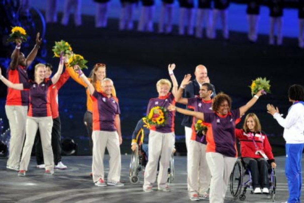 Representatives of volunteers wave to the audience during the closing ceremony of the London 2012 Paralympic Games at Olympic Stadium on Sunday. Photo: Xinhua