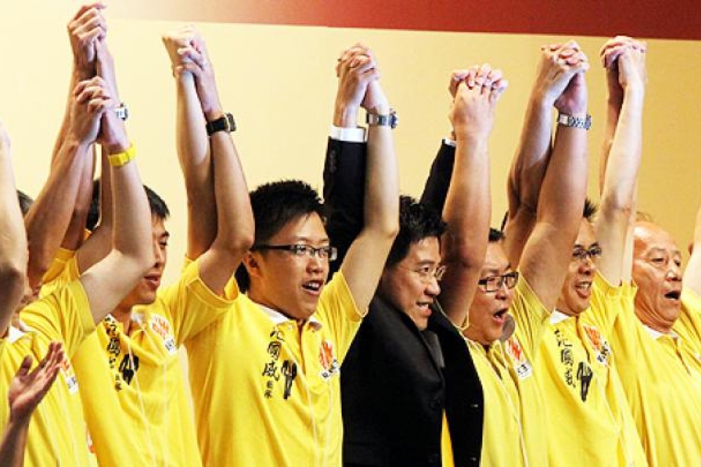 Gary Fan Kwok-wai of the Neo Democrats (centre) wins a seat in the New Territories East constituency. Photo: Edward Wong