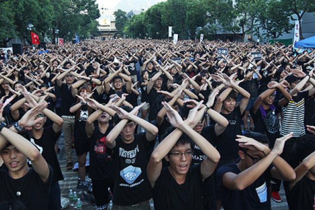 University students demand that the government remove the curriculum from the lower schools altogether. Photo: Felix Wong