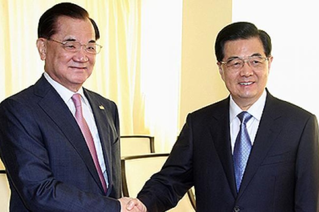 Taiwan’s former vice-president, Lien Chan, meets with Hu Jintao at the Apec forum in Vladivostok, Russia, last week. Photo: AFP