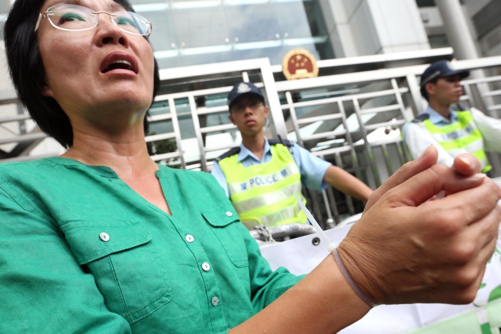 A protester condemns the reporters' detention. Photo: Sam Tsang