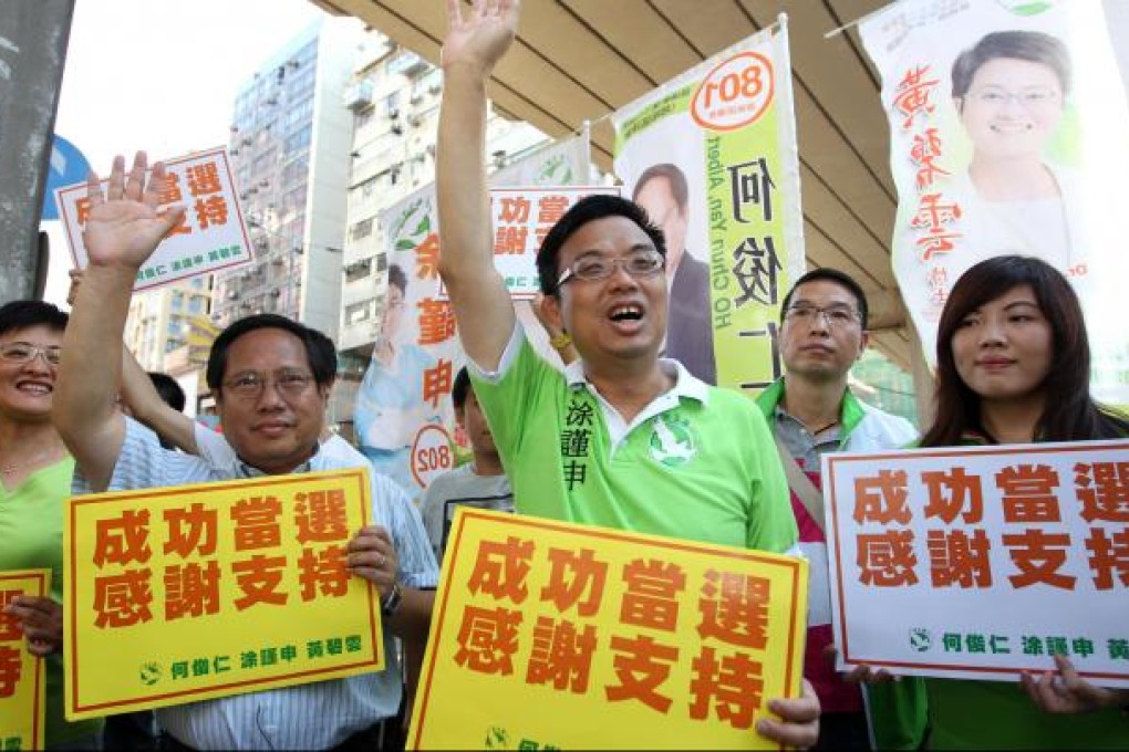 James To Kun-sun (centre) and Albert Ho Chun-yan thank voters in Prince Edward for their support at the Legco election. Photo: Nora Tam