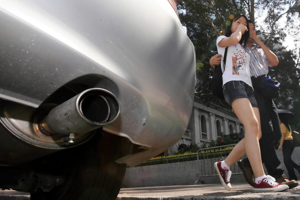 A couple cover their noses from fumes in Central. Photo: Felix Wong