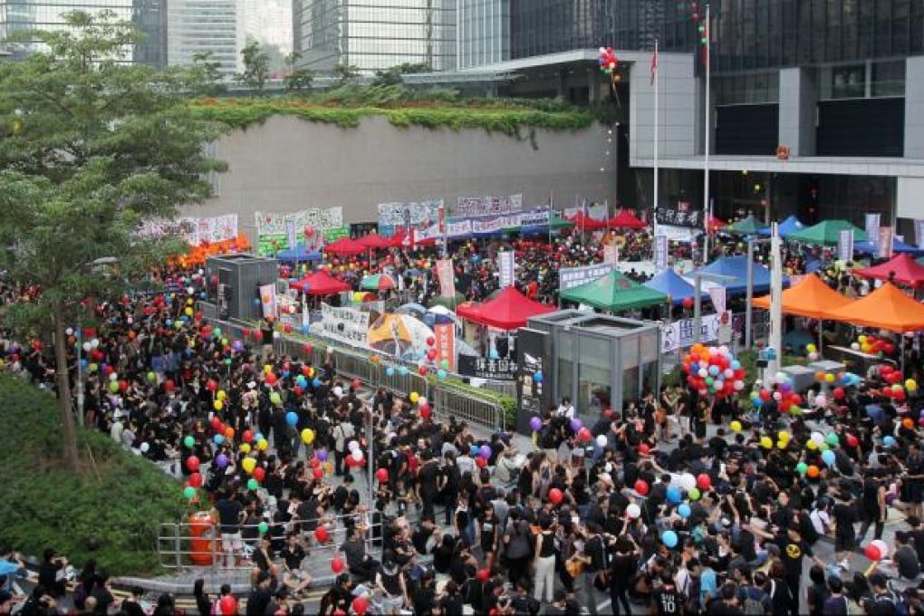 Protesters gather outside Central Government Offices in Tamar to protest against national education. Photo: K. Y. Cheng
