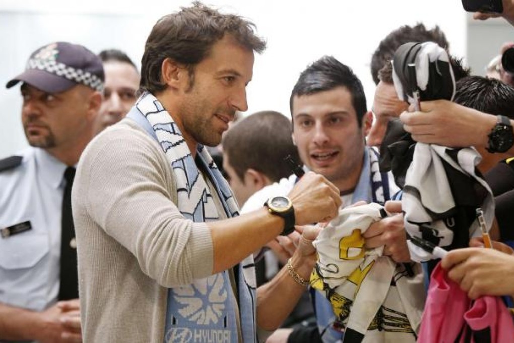 Alessandro Del Piero signs autographs. Photo: Reuters