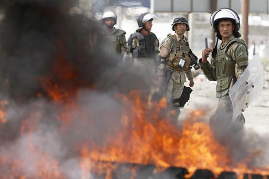 Hundreds of Afghans burned cars and threw rocks at a US military base in Kabul on Monday amid protests against an anti-Islam film release on the internet. Photo: AP