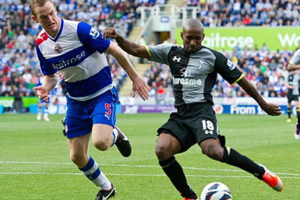 Tottenham Hotspur's Jermain Defoe (right) shoots and scores past Reading's Alex Pearce on Sunday. Photo: AP