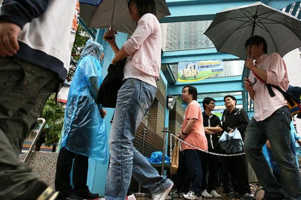 Jobseekers attend a job fair in Tin Shui Wai. Photo: Jonathan Wong