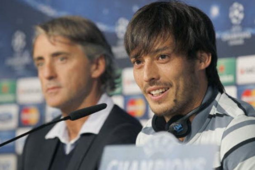 Manchester City's Italian head coach Roberto Mancini (left) and Spanish striker David Silva (right). Photo: EPA