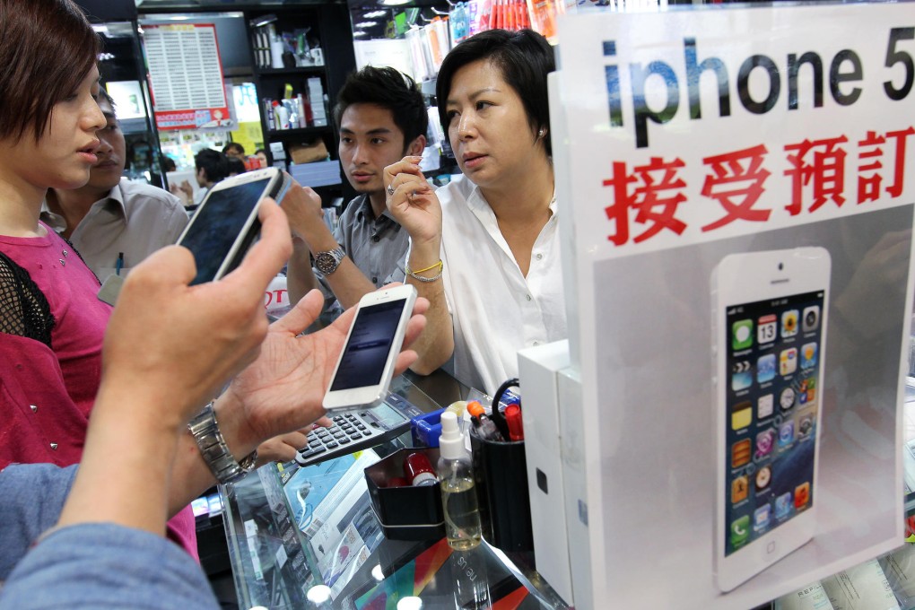 Fans ask about the phone at a Mong Kok trader. Photo: May Tse