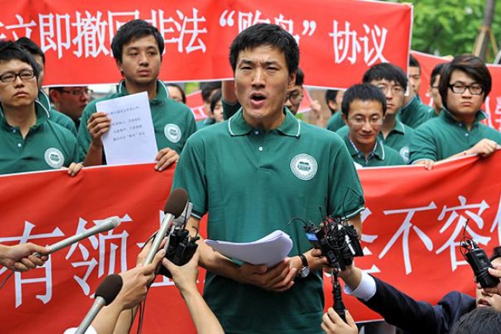 Wei Shi Jie, head of the Chinese students association in Korea, speaks at an anti-Japan rally near the Japanese embassy in Seoul on Thursday. Photo: AFP
