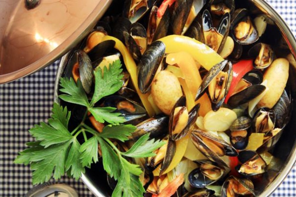 Mussels with potatoes, peppers and <I>rouille</I>