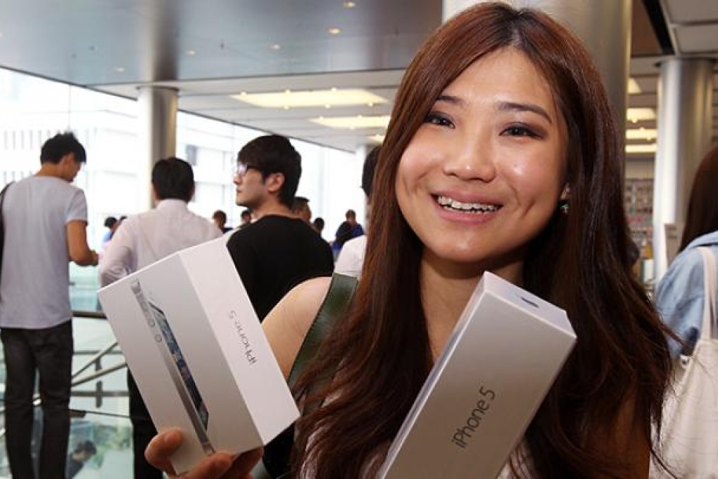 Pear Chan shows off her new iPhone 5 at the Apple Store in IFC. Photo: K.Y. Cheng