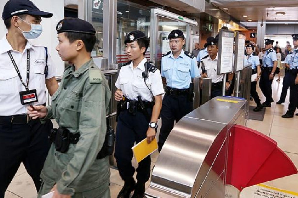 Police begin anti-parallel trading operations at Sheung Shui station. Photo: Sam Tsang