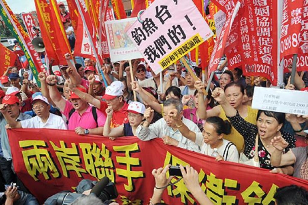 Protesters from right-wing parties and civil groups call for a boycott of Japanese goods as they march against Japan's claim of sovereignty of the Diaoyu Islands on Sunday. Photo: AFP