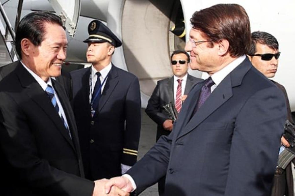 Zhou Yongkang (left), ranked ninth in China’s ruling Communist Party hierarchy, is welcomed by Afghan Commerce and Industry Minister Anwar Ul-haq Ahady in Kabul on Sunday. Photo: Xinhua