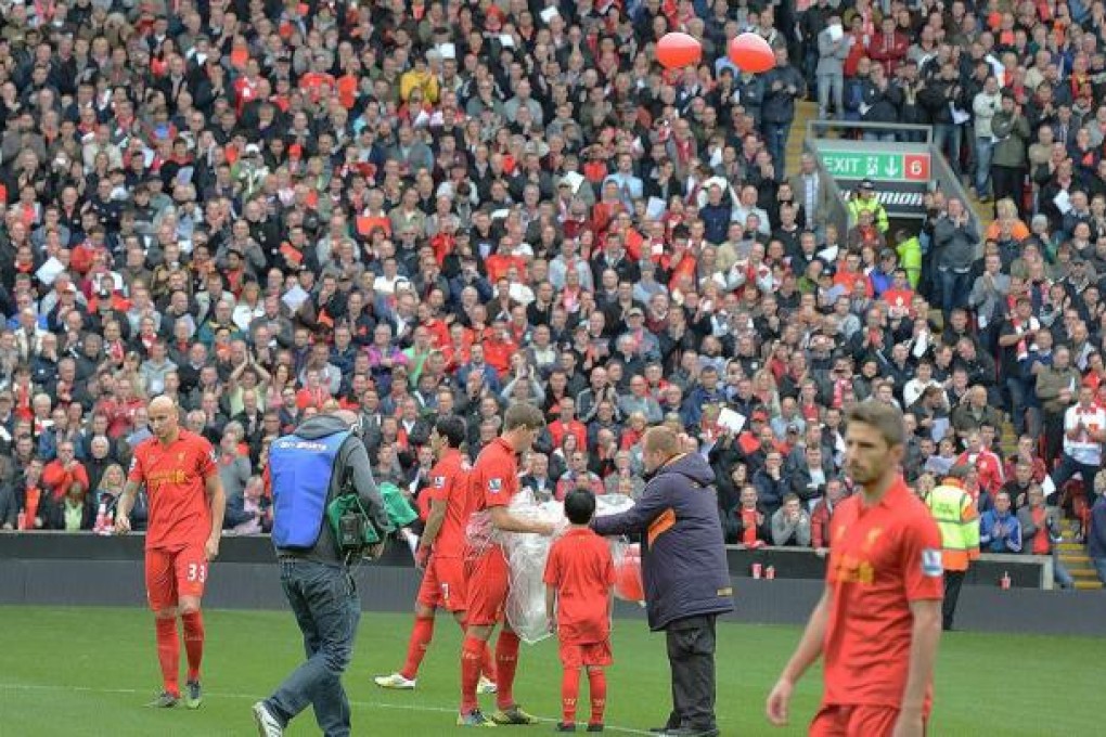 Liverpool's Steven Gerrard releases balloons. Photo: EPA