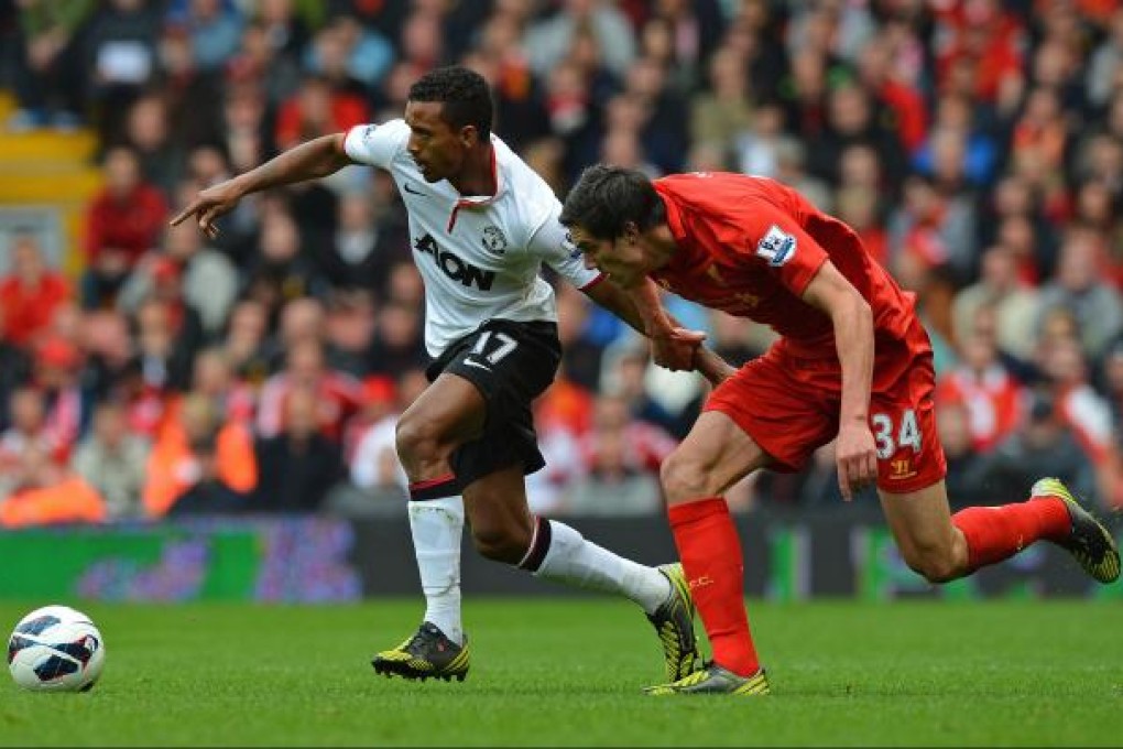 Liverpool defender Martin Kelly (R) vies with Manchester United's Nani.
