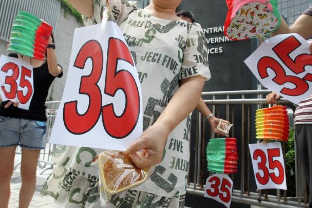 Neighbourhood and Workers' Service Centre protesters call for the new minimum wage to be set at HK$35 per hour. Photo: May Tse