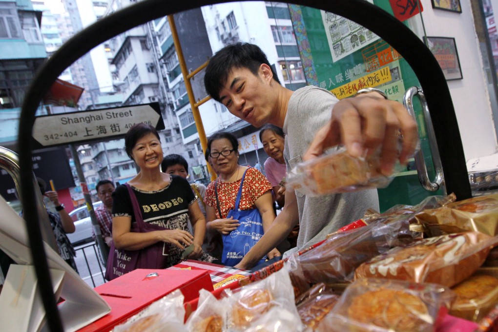 Woofer Ten workers hand out free mooncakes in Yau Ma Tei yesterday. Photo: Dickson Lee